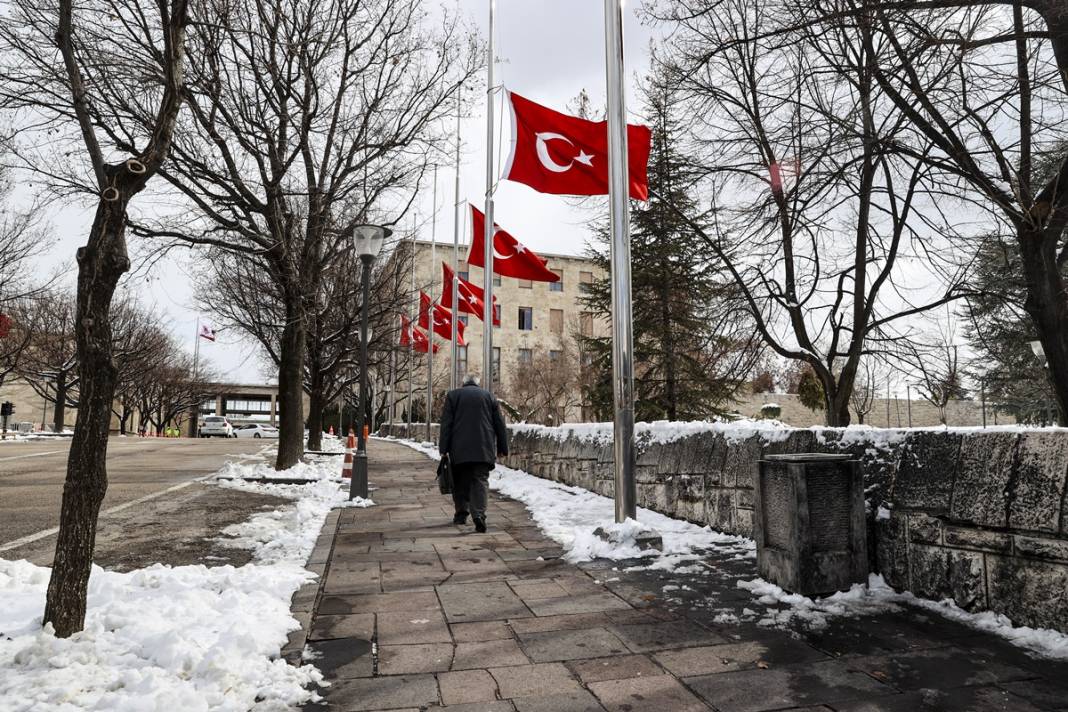 TBMM'deki bütün bayraklar yarıya indirilirken o bayrağa dokunulmadı! Bakın neden... 2